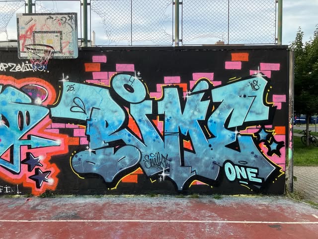 Modré graffiti na basketbalovém hřišti