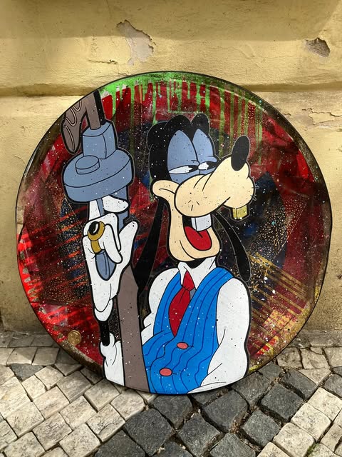Cartoon postava na kruhové desce